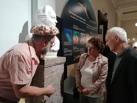 Kipar Damjan Švara ob doprsnem kipu J. A. Scopolija